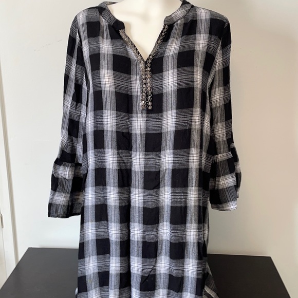 BREAKOUT DRESS - Picture 1 of 2